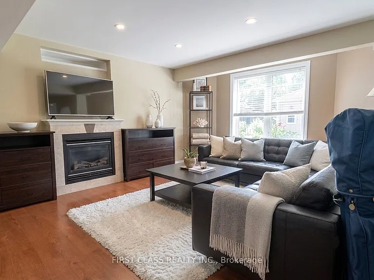 2084 Bingley Cres #W/O — Photo 4