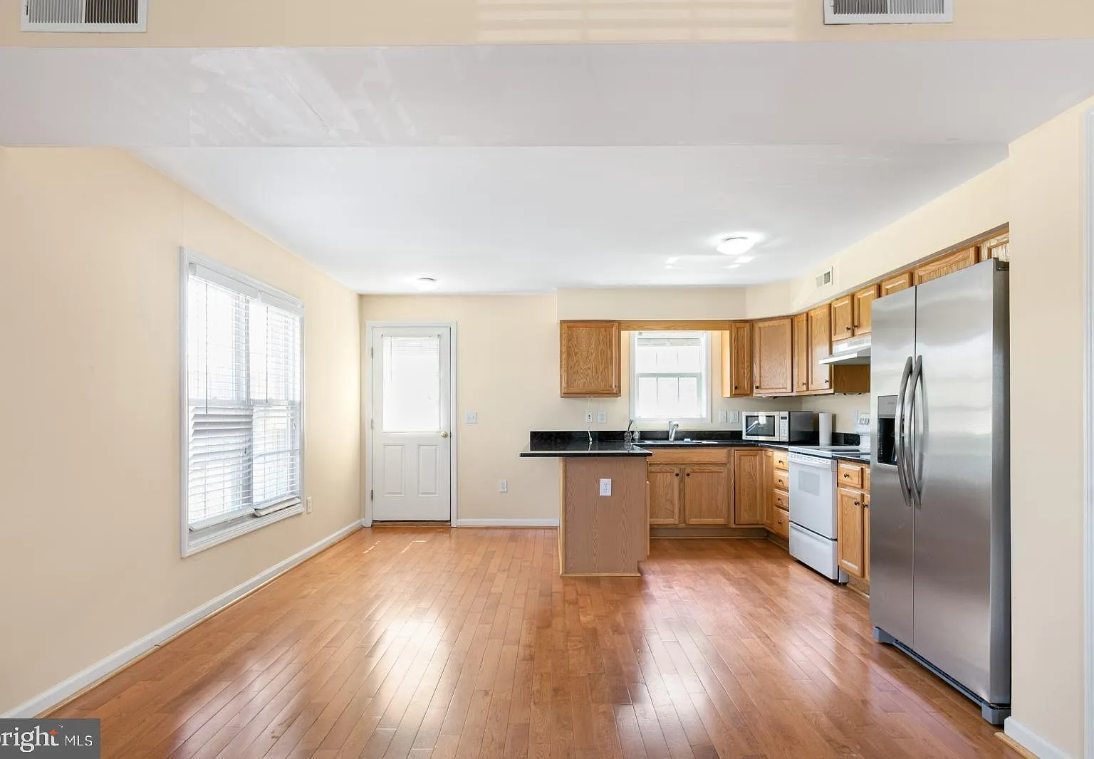 2 bed, 2.5 bath, 1728 sqft, $2,300 — Photo 2