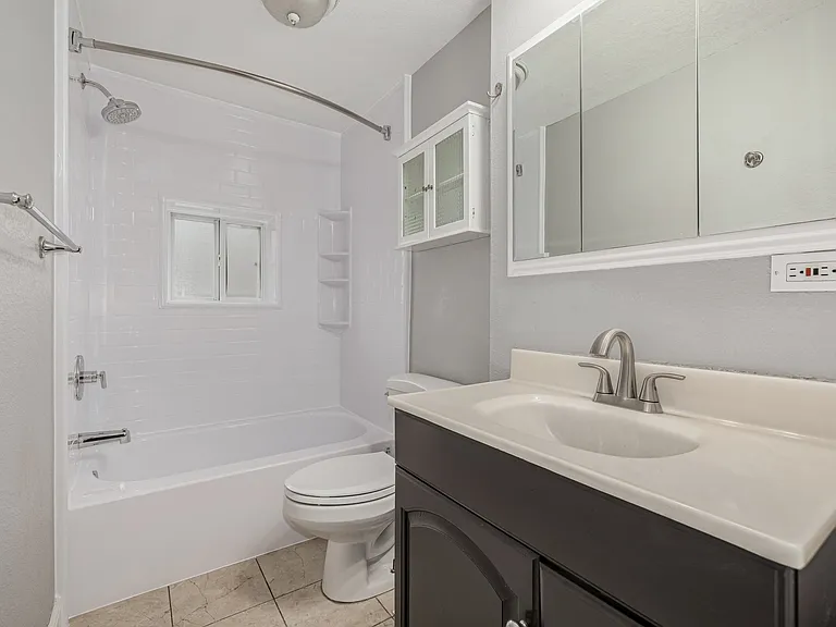 2482 W Argyle Pl — Photo 3