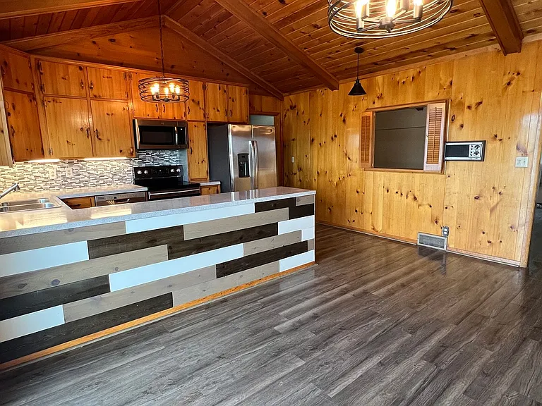 W210N11785 Hilltop Dr — Photo 12