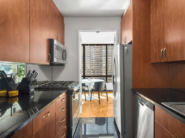 420 East 61st Street image 14 of 27