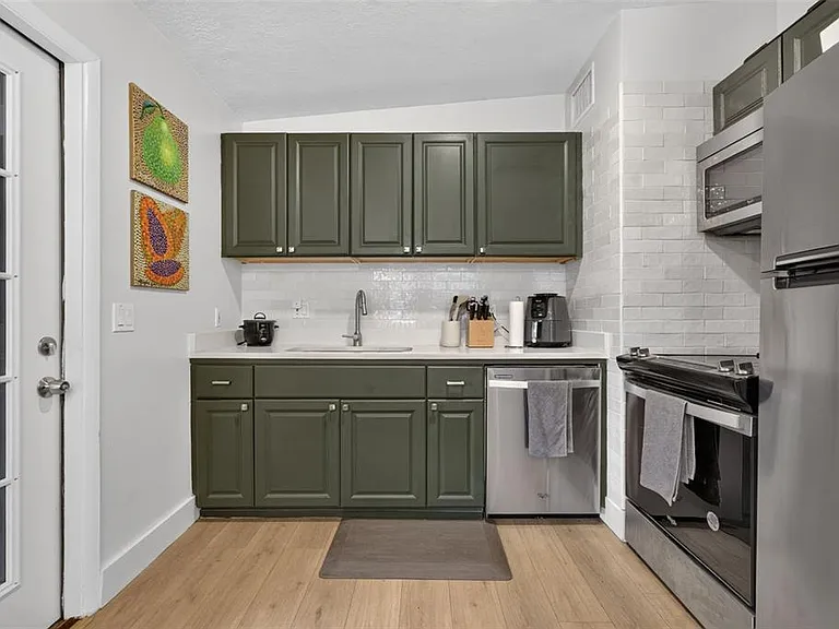 1822 Canton St — Photo 11