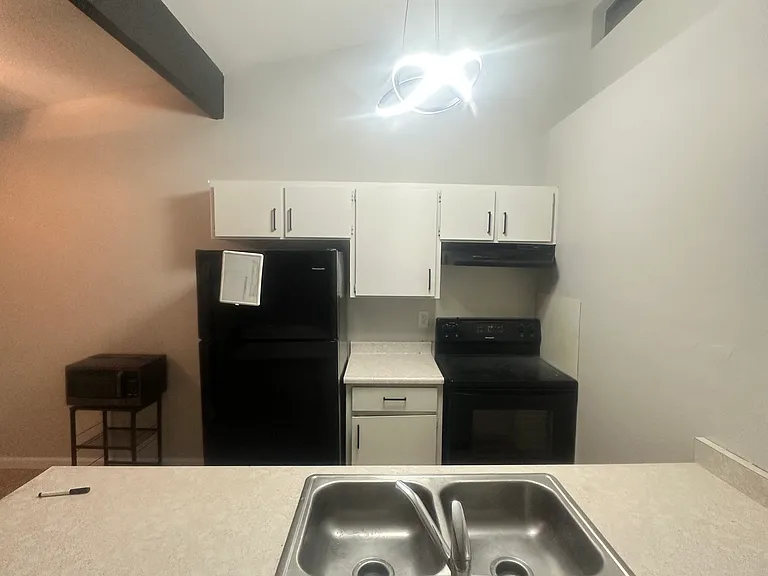 569 Campbell St #D — Photo 3
