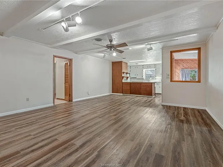 902 Holik Dr — Photo 10