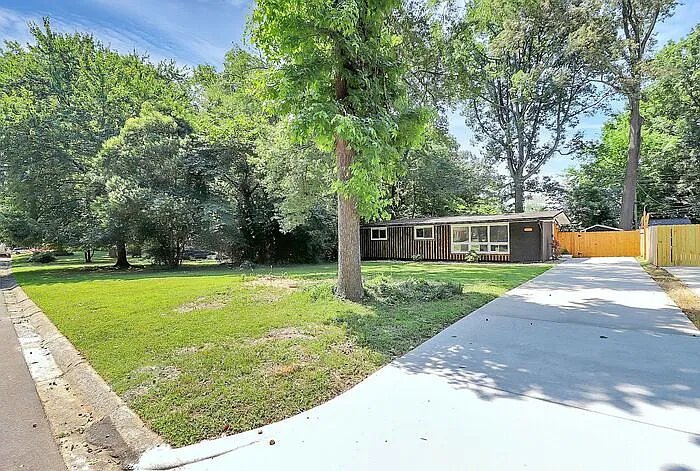 3 bed, 1.0 bath, 1238 sqft, $2,495 — Photo 4