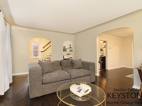 4th image of 530 Marywood Dr NE