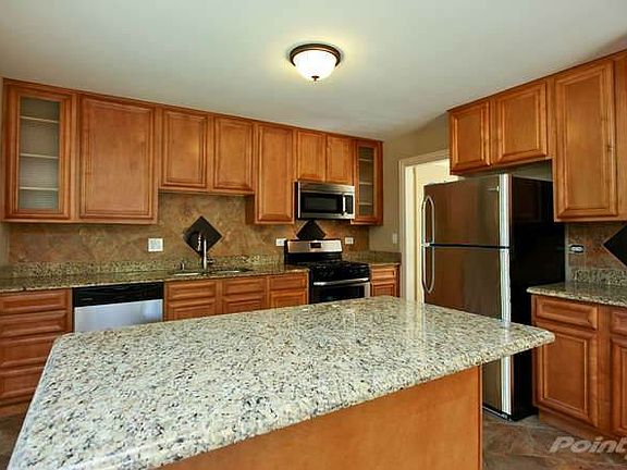 580 Dawn Ct Des Plaines IL-small-002-Kitchen-666x444-72dpi