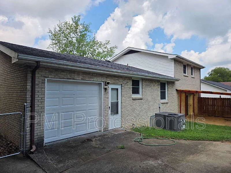 3 bed, 2.0 bath, 1811 sqft, $1,999 — Photo 3