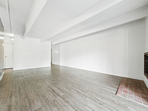 5th image of 107 W Cheyenne Rd #202