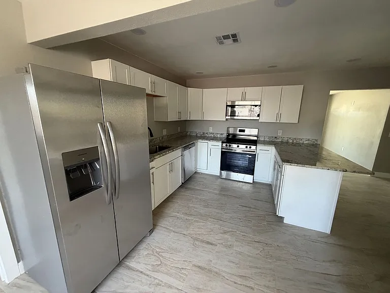 2501 W Sweetwater Ave — Photo 4