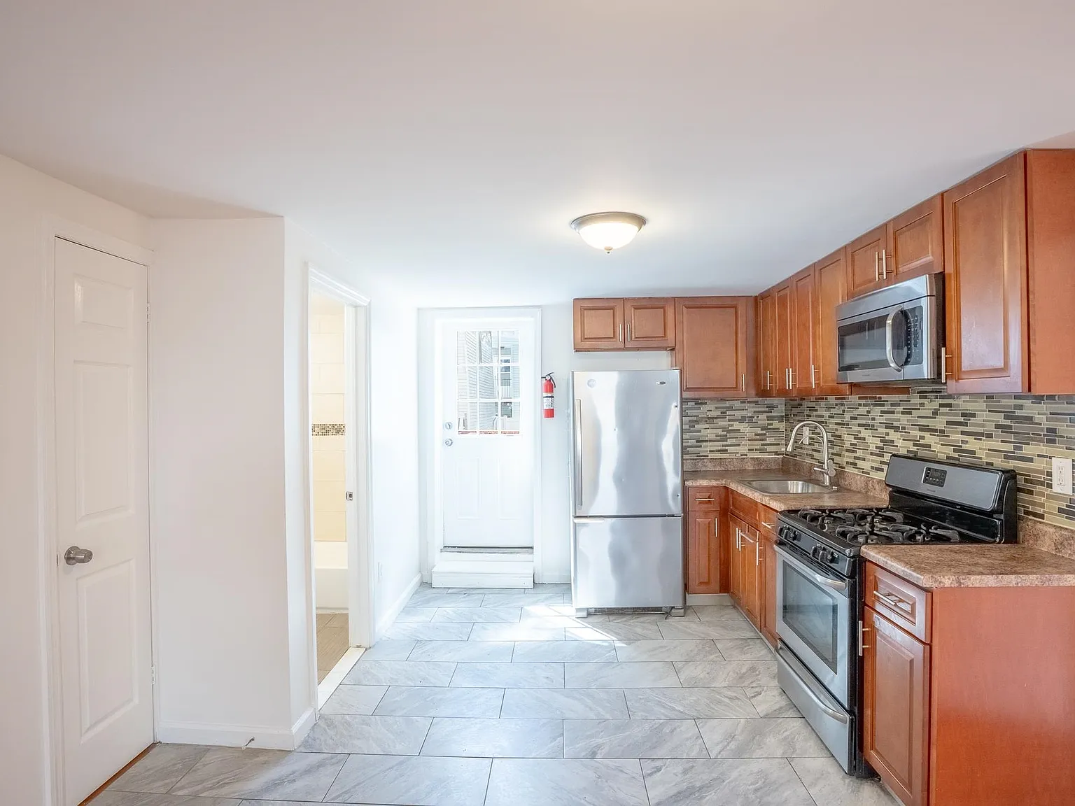 2 bed, 1.0 bath, $2,500 — Photo 2