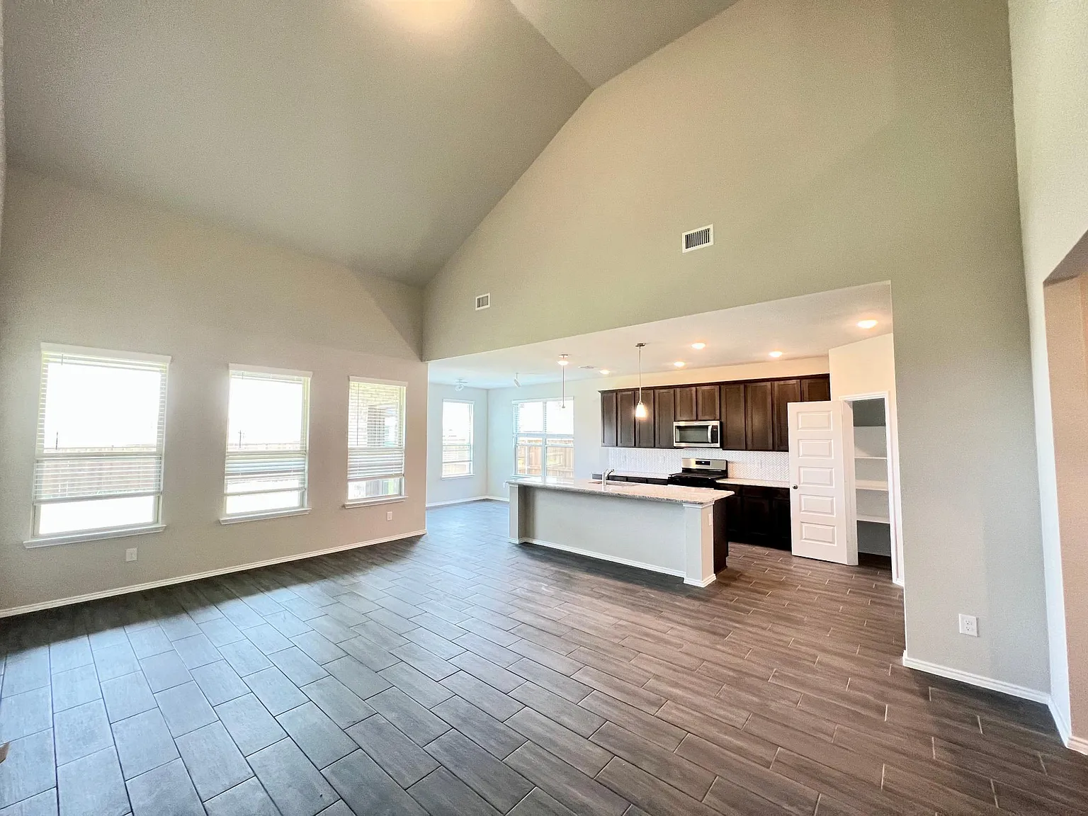 4 bed, 3048 sqft, $2,800 — Photo 2