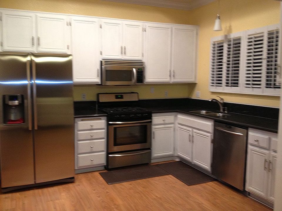 New granite & ss appliances