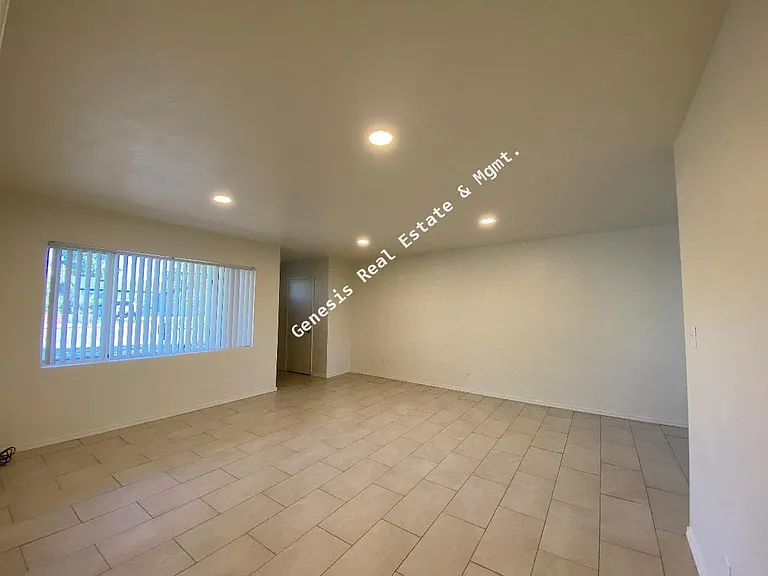2803 E Lee St — Photo 11