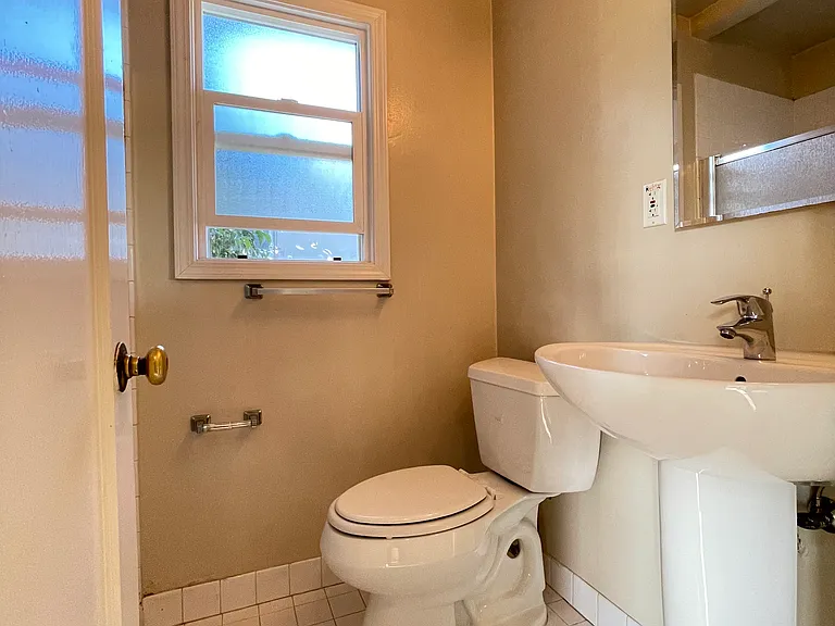 86 E 39th Ave — Photo 8