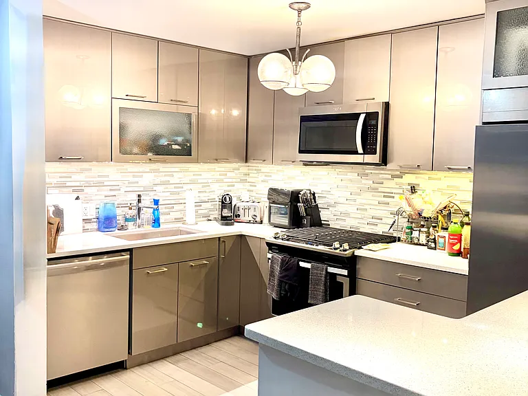 129 E Bellevue Pl #301 — Photo 6