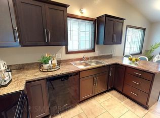 3 BD, 2 BA TOWNHOME, VAULTED CEILINGS, FIREPLACE, DOUBLE GARAGE, 1900+ SQ FEET, Sioux Falls, SD 57107