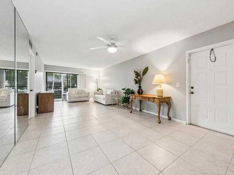 5040 Rose Hill Dr #204 — Photo 3