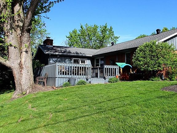 3rd image of 827 Dorothy Ln