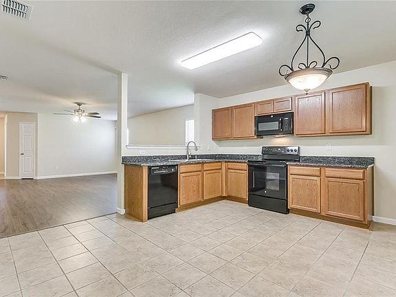 5th image of 724 Elizabeth Dr