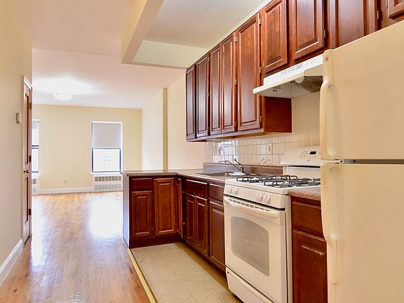 3rd image of 136 W 131st St #4