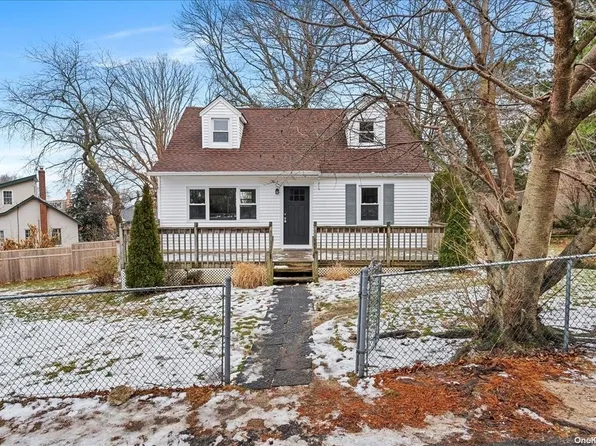 19 Uranus Road, Rocky Point, NY 11778