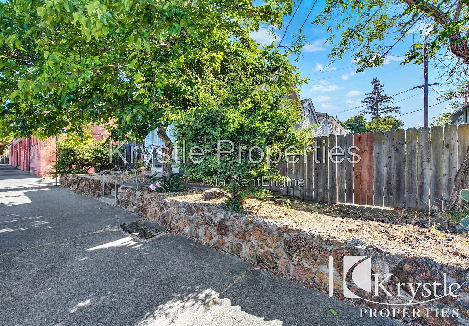 3 bed, 2.0 bath, 912 sqft, $2,000 — Photo 3