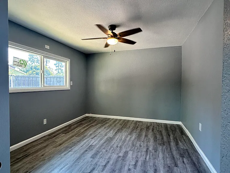 126 S Maimone Ave — Photo 8