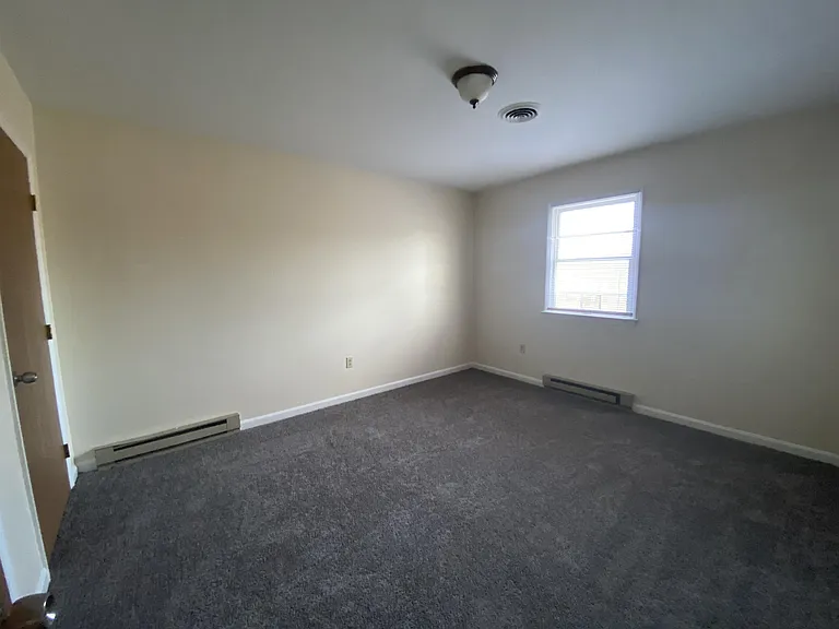 700 Thomas Ln — Photo 9