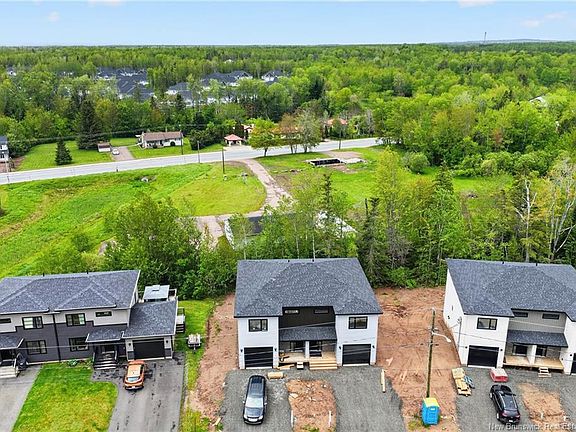 2nd image of 102 & 104 Francfort Cres