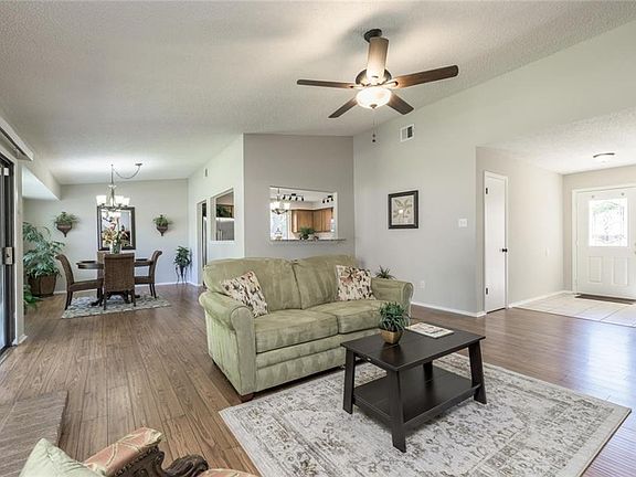 4th image of 2205 Creekview Dr