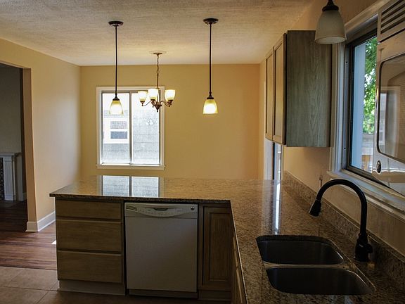 5th image of 1057 E Austin Ave