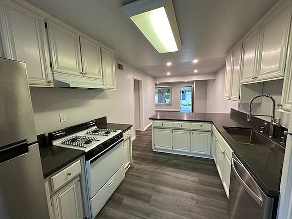 Kitchen with breakfast bar