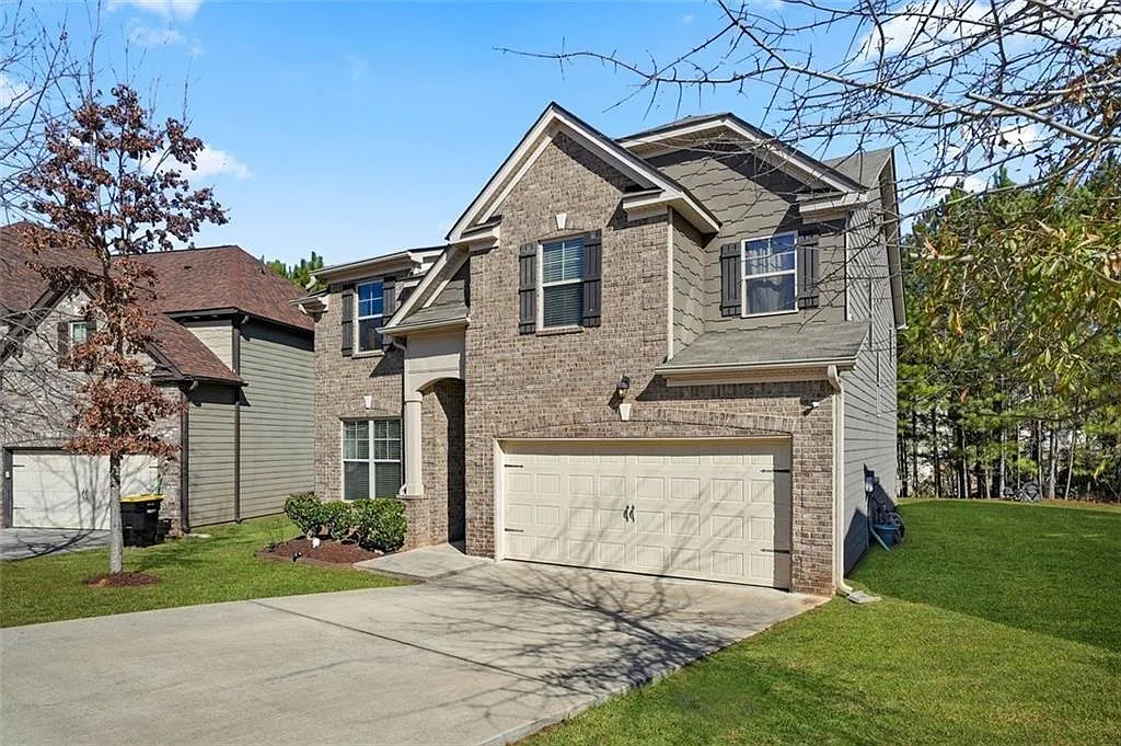 4 bed, 2.5 bath, 2650 sqft, $3,200 — Photo 2