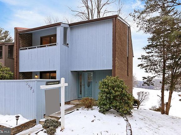 WELCOME HOME! This end unit home is move-in ready!