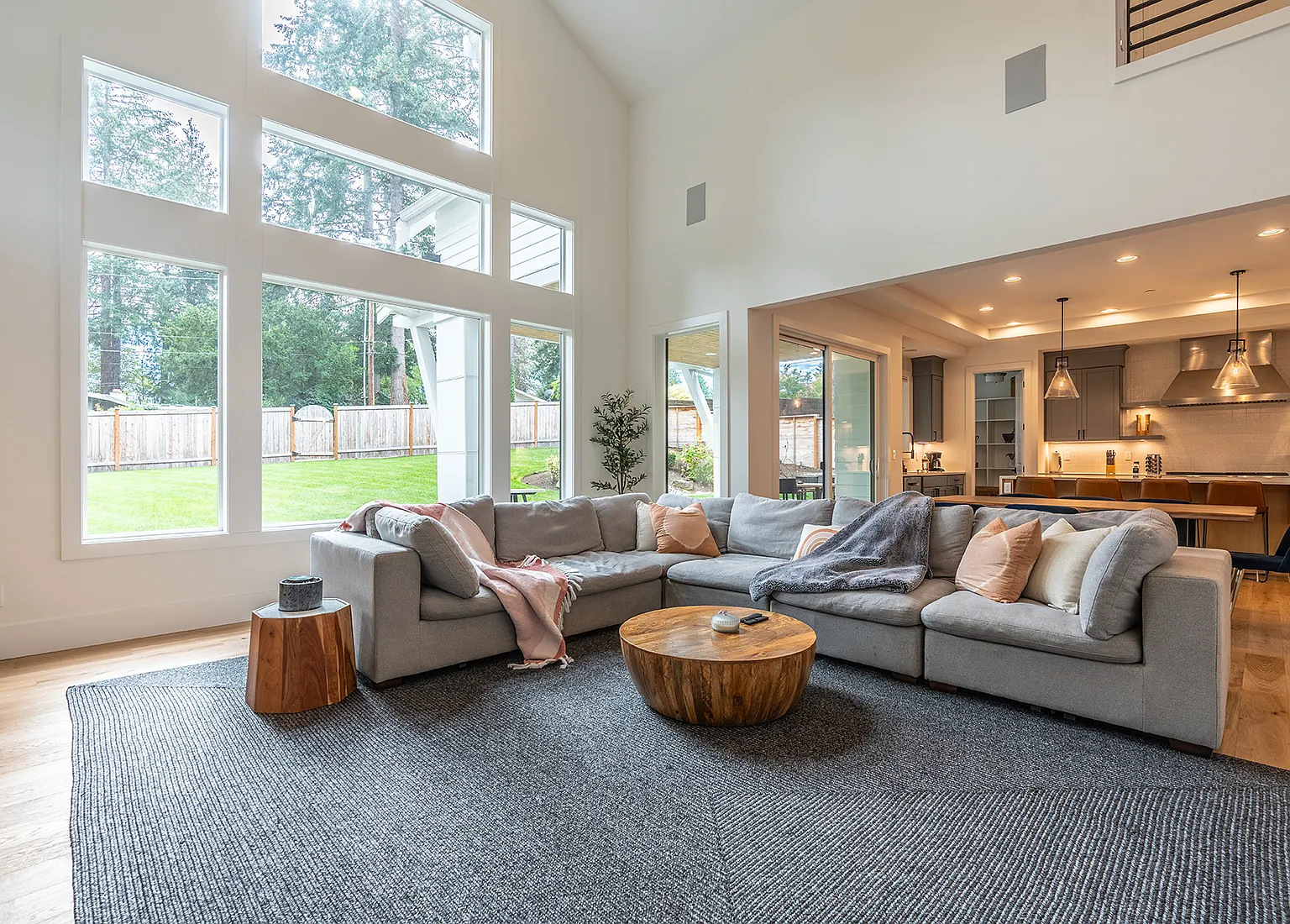 6 bed, 4.5 bath, 4620 sqft, $14,500 — Photo 3
