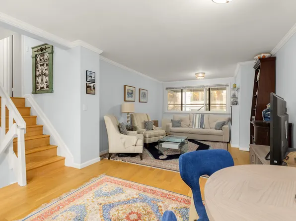 7 East 35th Street 2E image 2 of 9