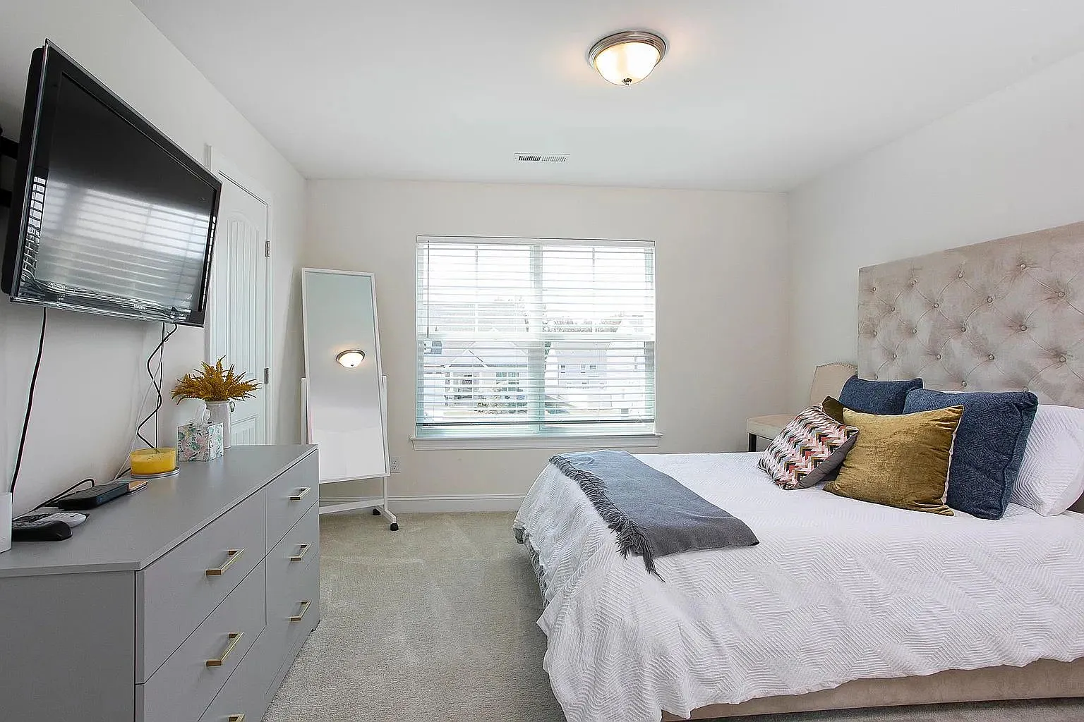 4 bed, 2.5 bath, 2560 sqft, $2,400 — Photo 3