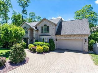 530 Cedar Glenn Dr, North Huntingdon, PA