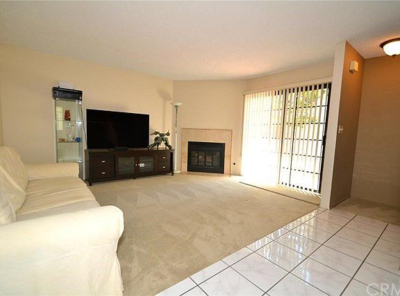 Spacious living room w/gas fireplace