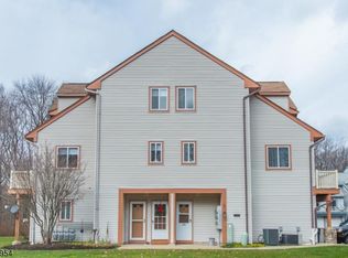 240 Woods Edge Dr, Succasunna, NJ 07876