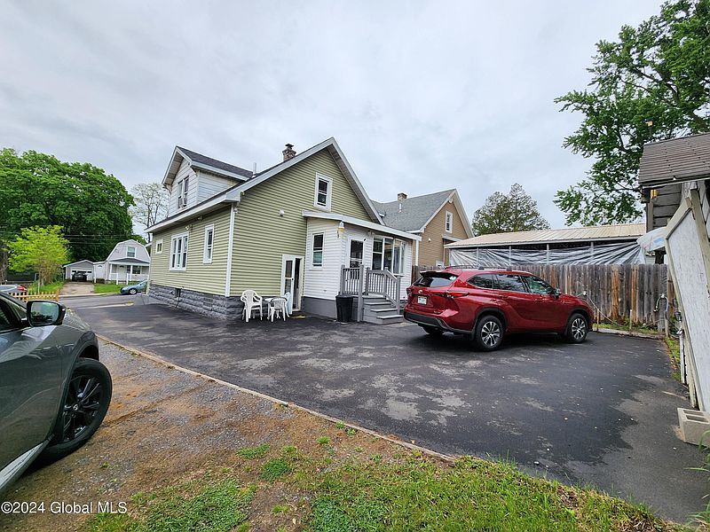 5th image of 230 Linden Street