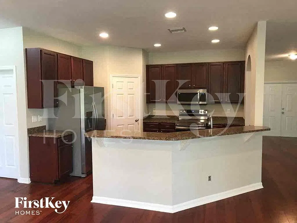 3 bed, 2.0 bath, 2208 sqft, $2,030 — Photo 4