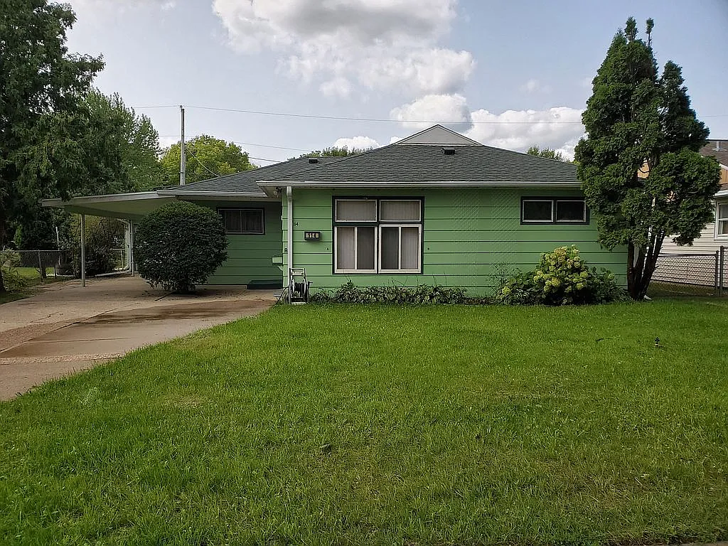 114 Schenk St photo 1