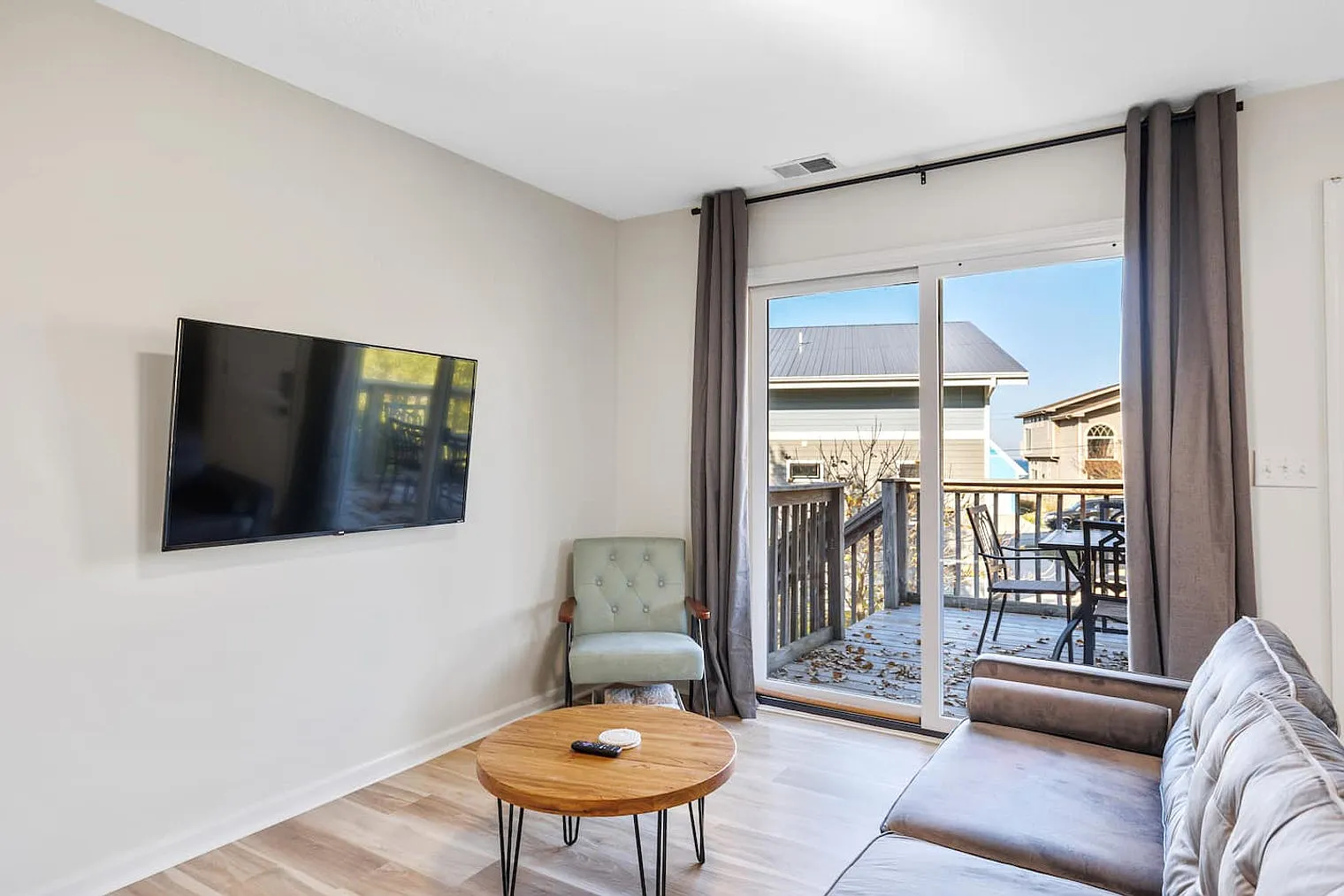 2 bed, 2.0 bath, 968 sqft, $7,229 — Photo 2