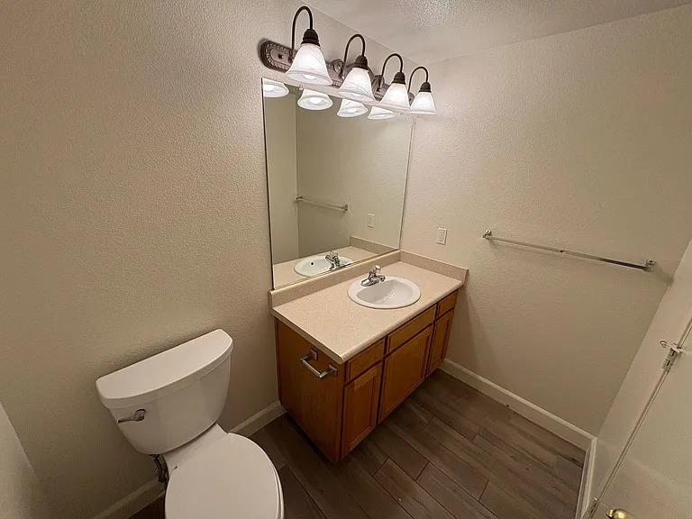 722 W James Ct — Photo 35