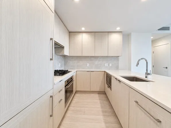 5051 Imperial St #401, Burnaby, BC V5J 0J3