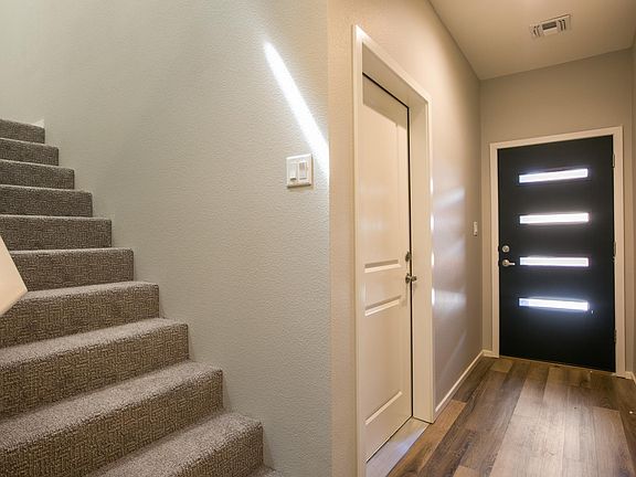 4th image of 4567 Villa Loma Ln NE