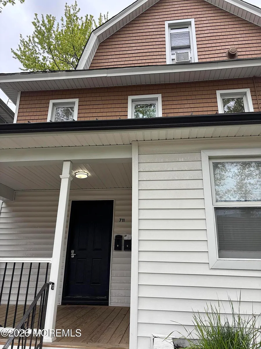 Building Photo - 711 3rd Ave #2