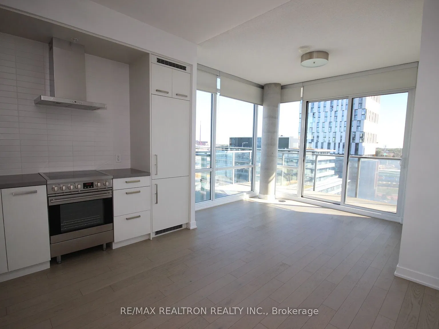 455 Front St E — Photo 3